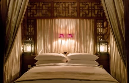 rs887_aman-at-summer-palace-suite-bedroom