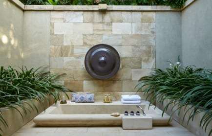 amanjiwo-indonesia-suite-outdoor-bathtub_high-res_11245