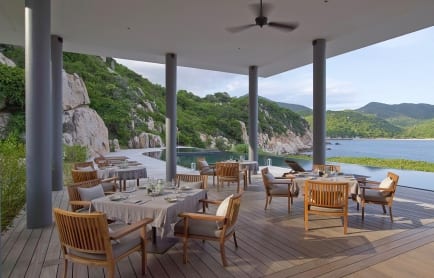 rs866_amanoi-beach-club_dining-area