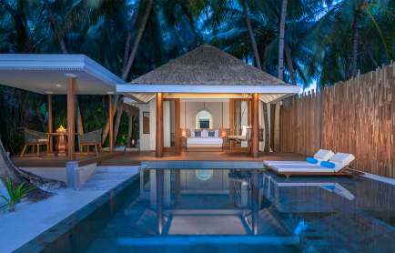 anantara_kihavah_guest_room_four_bedroom_beach_pool_residence_swimming_pool_master_bedroom_view