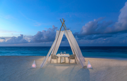 anantara_kihavah_maldives-villas_restaurant_dining_by_design_beach-dinner