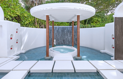 anantara_kihavah_maldives_villas_guest_room_beach_pool_villa_master_bathroom_water-feature