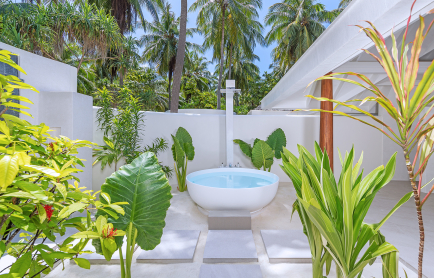 anantara_kihavah_maldives_villas_guest_room_two_bedroom_family_beach_pool_villa_twin_bathroom_bathtub