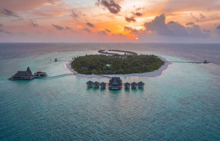 anantara_kihavah_villas_sunset_aerial