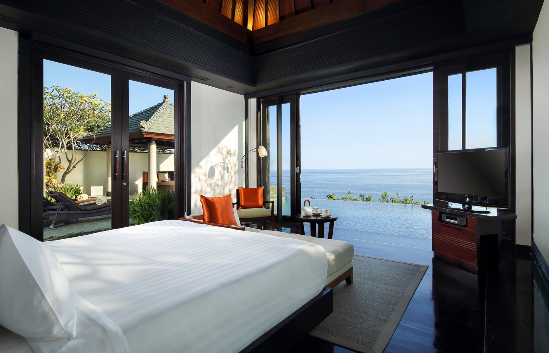 Umana Bali, LXR Hotels & Resorts, Bali, Indonesia. Hotel Review by TravelPlusStyle. Photo © Hilton 70603291-h1-pool_villa_cliff_edfe