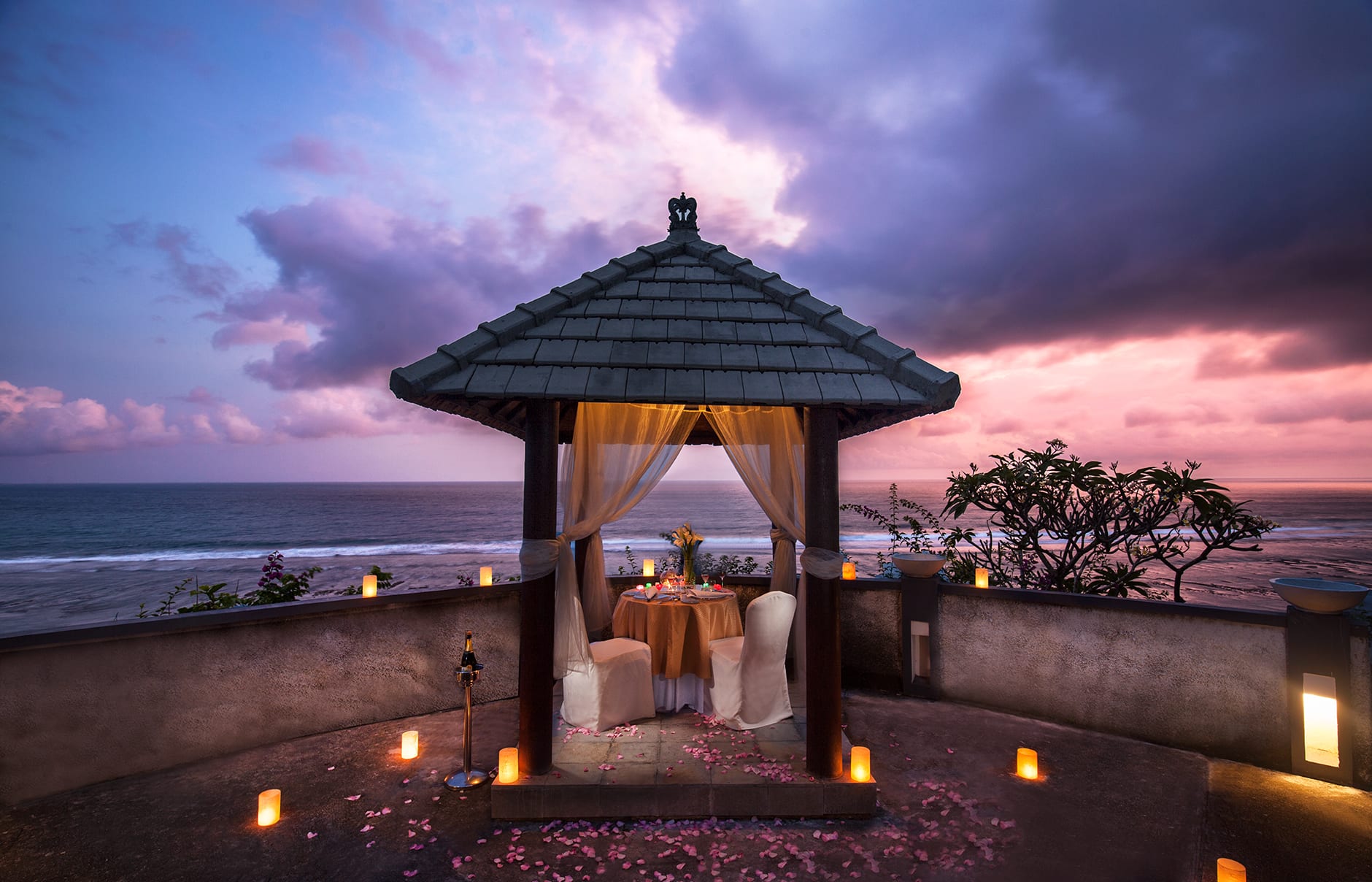 Umana Bali, LXR Hotels & Resorts, Bali, Indonesia. Hotel Review by TravelPlusStyle. Photo © Hilton 79764451-h1-btidug_cliff_edge_destination_dining
