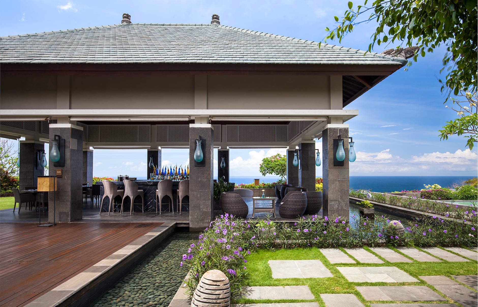 Umana Bali, LXR Hotels & Resorts, Bali, Indonesia. Hotel Review by TravelPlusStyle. Photo © Hilton 79764533-h1-btidug_pool_bar