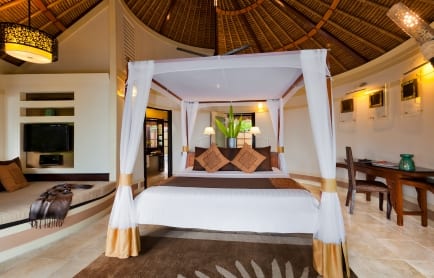 42955838-h1-btmvmv_fh09_11__deluxe_beachfront_villa_interior_2