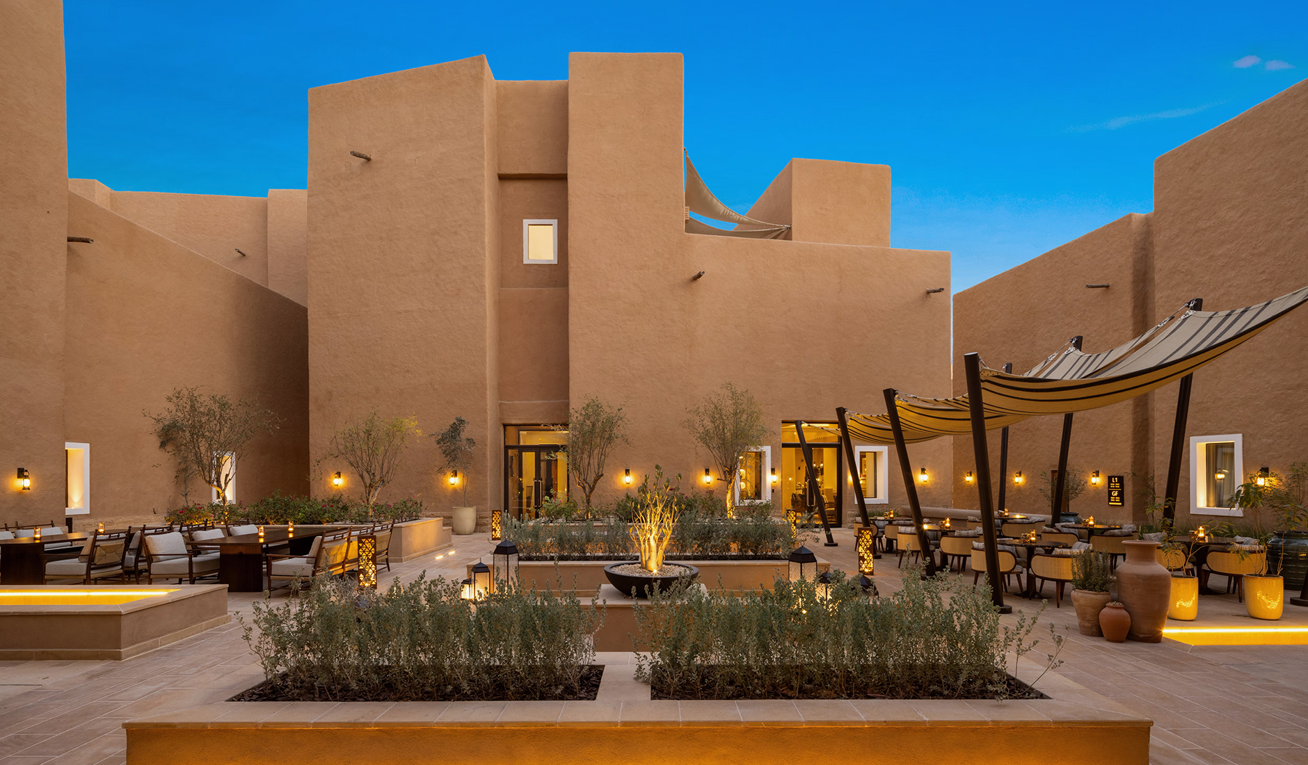 lc-ruhlc-hotel-courtyard-34623