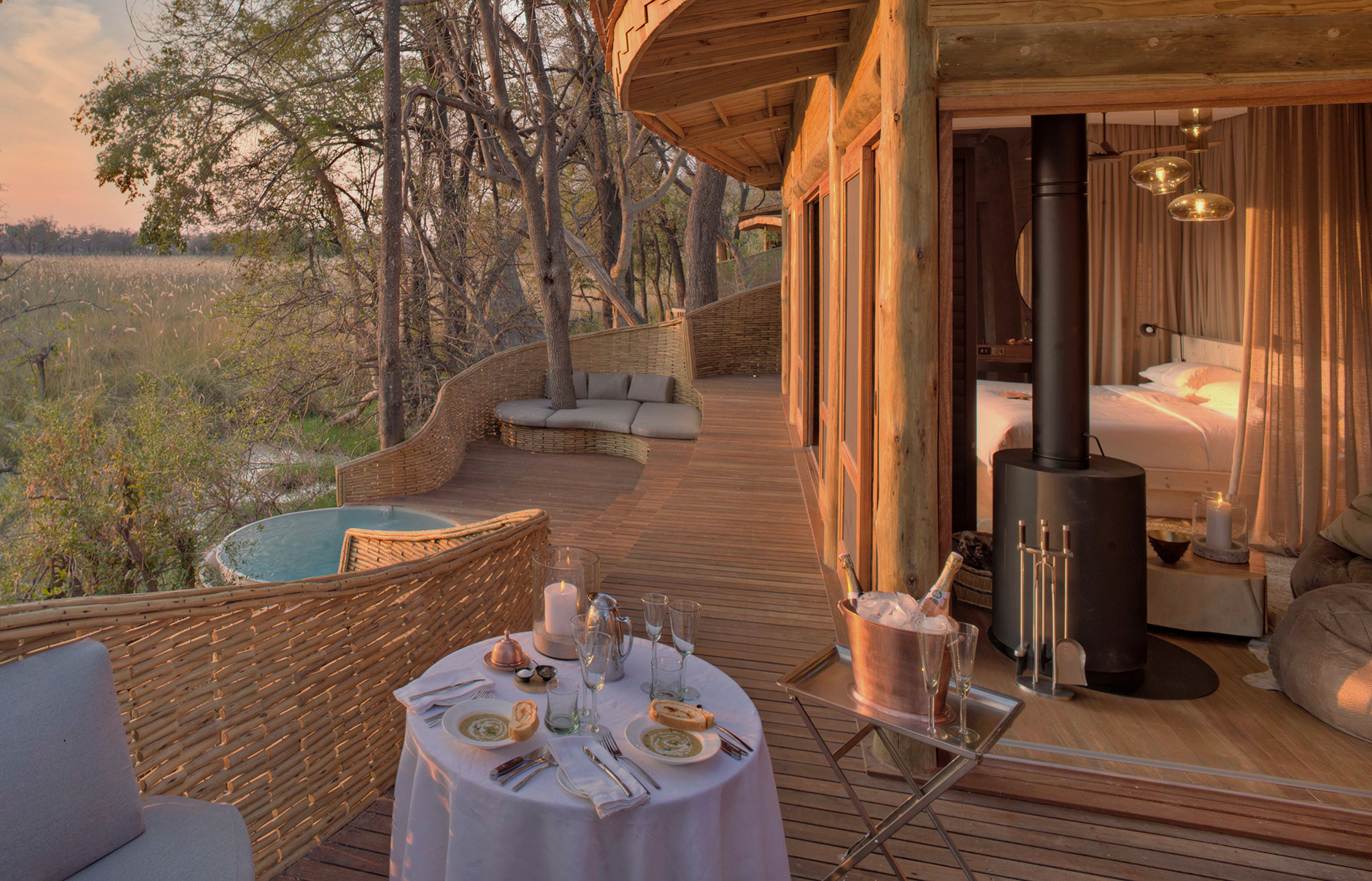 botswana-sandibe-suite-deck-romantic-dinner