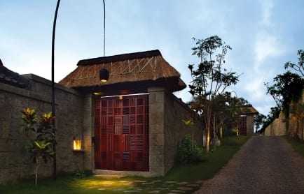 the_entrance_to_the_villa