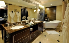 Grand Premium Room bathroom, Club Floor of the Opera Wing. © Travel+Style