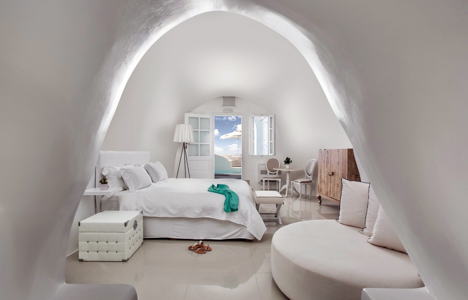 Kirini Suites & Spa, Santorini. © Katikies