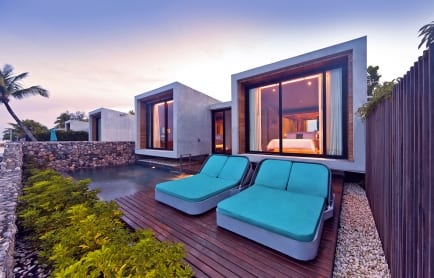 casa-de-la-flora-beachfront-grand-pool-villa-exterior