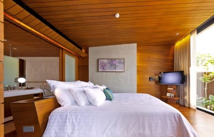 casa-de-la-flora-beachfront-suite-pool-villa-bedroom