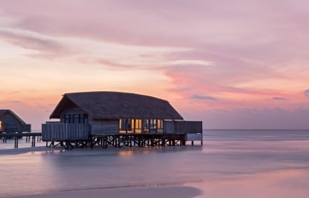 comoone_bedroom_water_villa_with_pool_exterior_sunset_view