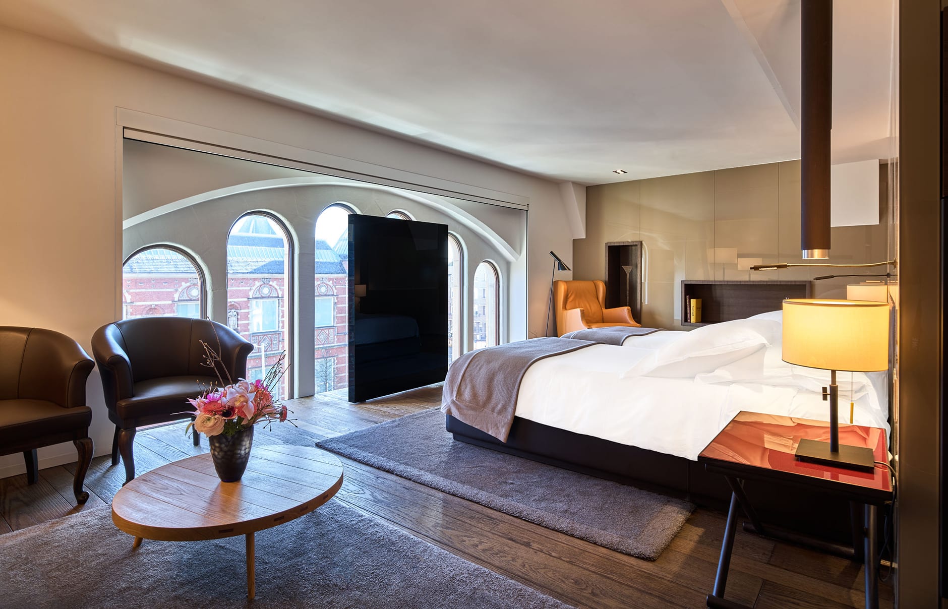 Two bedroom suite. Бутик-отель Conservatorium. Conservatorium Hotel Amsterdam. Дорогие отель в Нидерландах. Багажная комната в отеле.