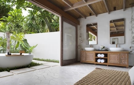 deluxe-beach-sunrise-villa-outdoor-bathroom_0