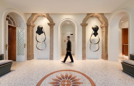 114244956-h1-lobby-entrada