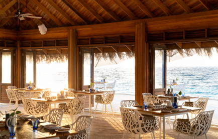 huvafen_fushi_celsius_restaurant_interior_seating_dusk