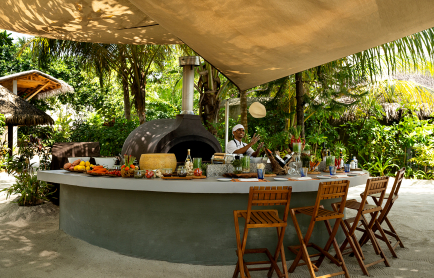 huvafen_fushi_forno_restaurant_outdoor_chefs_counter