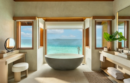 lagoon-bungalow-with-pool-bathtub_097