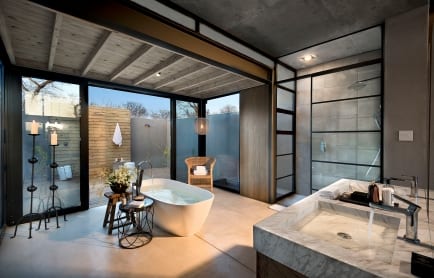 ivorylodgejacanasuitebathroom-191236