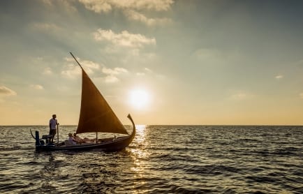 86109754-h1-romantic_sunset_sailing