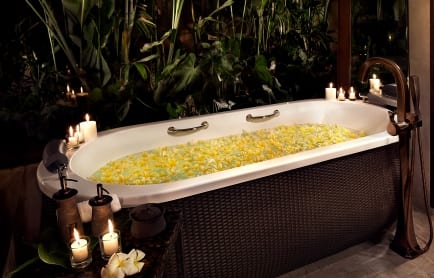 bathtub-with-romantic-set-up