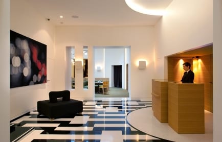 desk-avec-receptionniste-lp