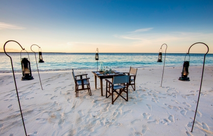 zanzibar-mnemba-island-dining-private-beach-dinner-setup