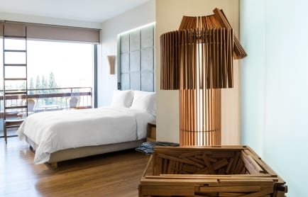 athnd-queen-studio-8715-hor-clsc