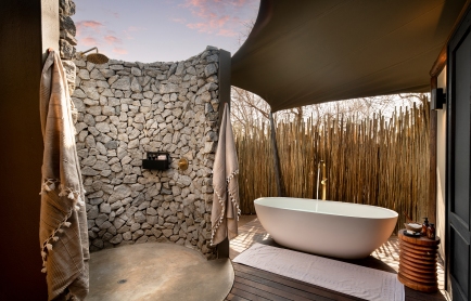 South-Africa-Ngala-Tented-Camp-bathroom-al-fresco-bath-and-outdoor-shower-2