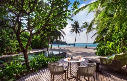 oneonly_reethirah_accommodation_beachvillawithpool_0341m-copy1_0