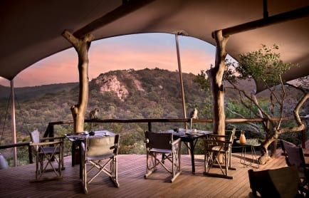 outdoor-dining-area-at-andbeyond-phinda-rock-lodge