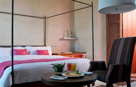 rosas-y-xocolate-deluxe-king-room-v2-r-r2