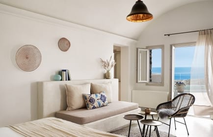 santo-maris-oia_exclusive-sunset-junior-suite-sea-view_01