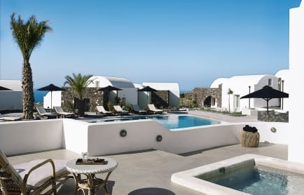 santo-maris-oia_suite-pool-front_02