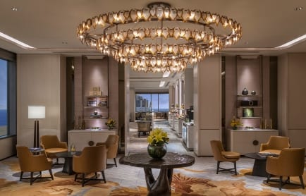 1-horizon-club-lounge-entrance