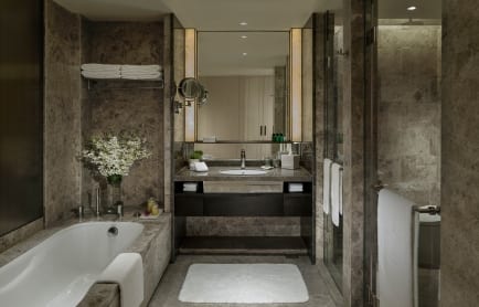 3-executive-suite-bathroom