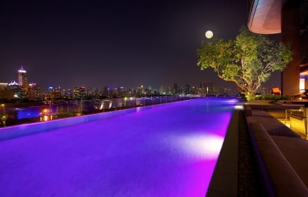 so-sofitel-bangkok-infinity-pool-night-view-by-saravuth-suwanruxa