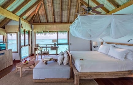 gili-lankanfushi-villa-suite-bedroom