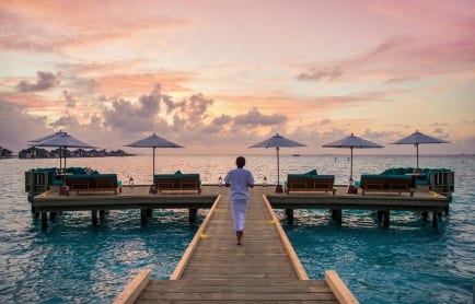 glm_sunset-at-overwater-bar