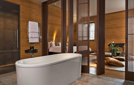 90406302-h1-cam-rooms-deluxe_room-bathroom_02