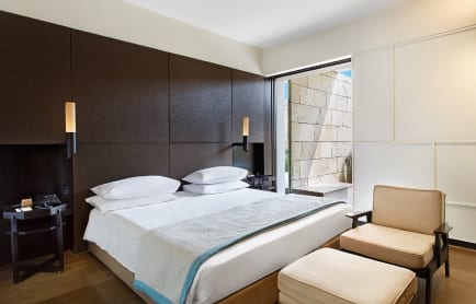 84041506-h1-verandah_pool_suite_-_bedroom_02