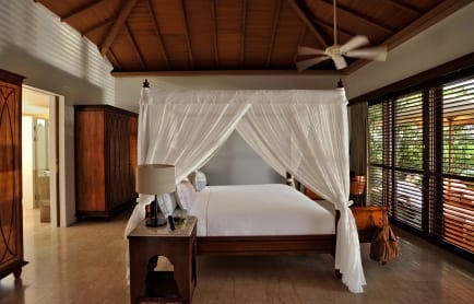 luxury-garden-pool-villa-bedroom