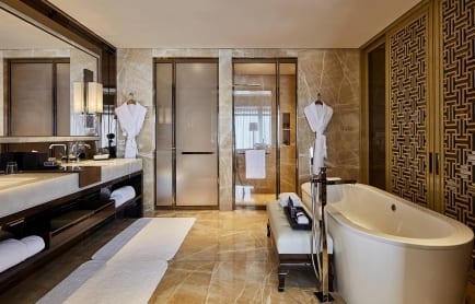 116572753-h1-hkgkw-bathroom-3195-hor-clsc