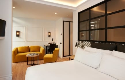 grand_deluxe_bedroom__i_copy-1