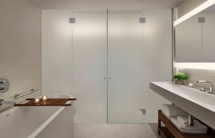 111768332-h1-loneb-terrace-bathroom-3574-hor-clsc