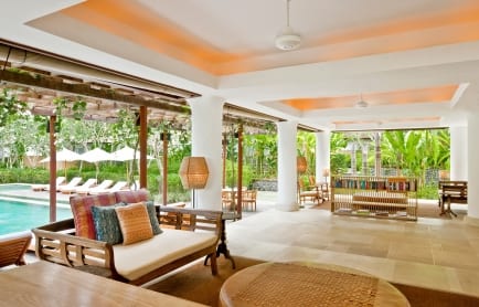 44031002-h1-pool_bar_interior_1